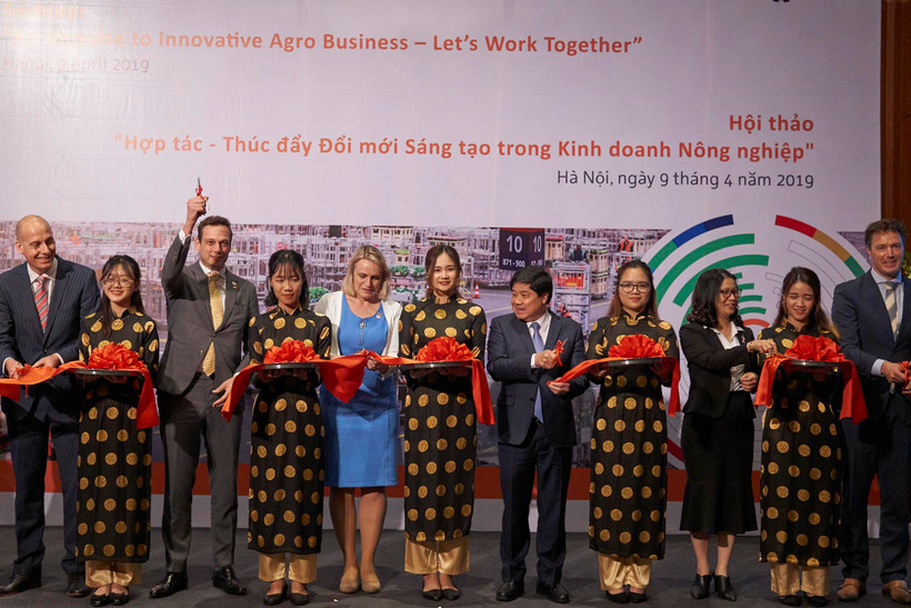 Lễ cắt băng khánh thành dự án Orange Knowledge Programme tại Việt Nam. (Ảnh: Đặng Dương/Vietnam+)