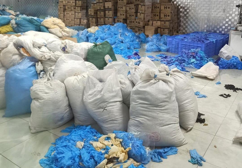 Hiện trường số găng tay cao su không đảm bảo chất lượng. (Ảnh: TTXVN phát)