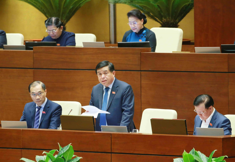 Bộ trưởng Bộ Kế hoạch và Đầu tư Nguyễn Chí Dũng giải trình làm rõ vấn đề đại biểu Quốc hội nêu. (Ảnh: Phương Hoa/TTXVN)