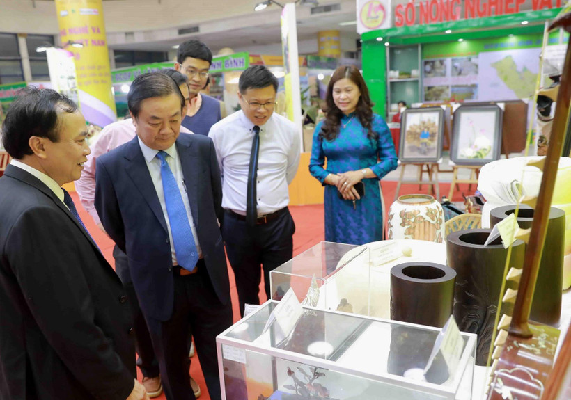 Đại biểu tham quan gian hàng trưng bày sản phẩm tại hội chợ. (Ảnh: Vũ Sinh/TTXVN)