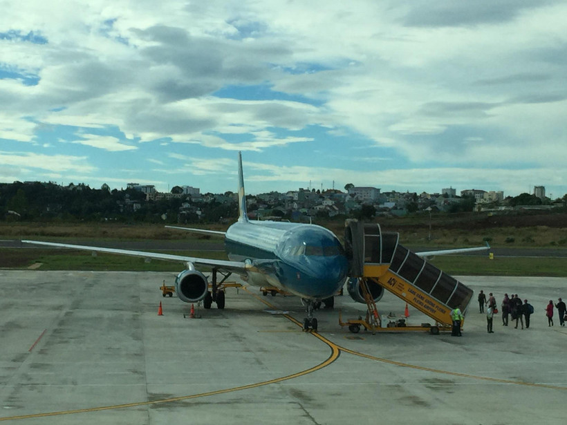 Hành khách xuống cầu thang máy bay Vietnam Airlines. (Ảnh: Việt Hùng/Vietnam+)