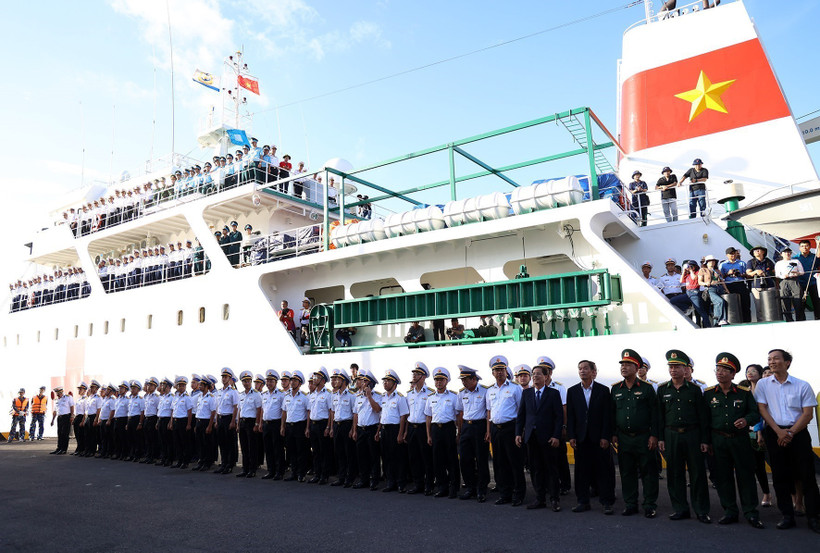 Tiễn đoàn chúc Tết quân, dân quần đảo Trường Sa. (Ảnh: Hồng Đạt/TTXVN)