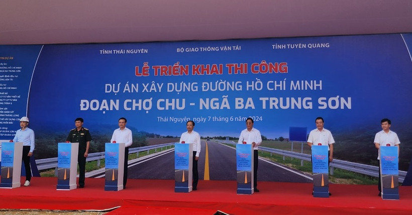 Lãnh đạo Bộ Giao thông Vận tải cùng lãnh đạo Ủy ban Nhân dân tỉnh Thái Nguyên và Tuyên Quang nhấn nút triển khai thi công Dự án đường Hồ Chí Minh đoạn Chợ Chu-Ngã ba Trung Sơn. (Ảnh: Việt Hùng/Vietnam+)