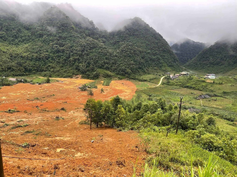 Hiện trường vụ 2 chiếc xe ôtô bị nước lũ, đất đá cuốn trôi khiến nhiều người mất tích tại xã Ca Thành, huyện Nguyên Bình, tỉnh Cao Bằng. (Ảnh: TTXVN phát)