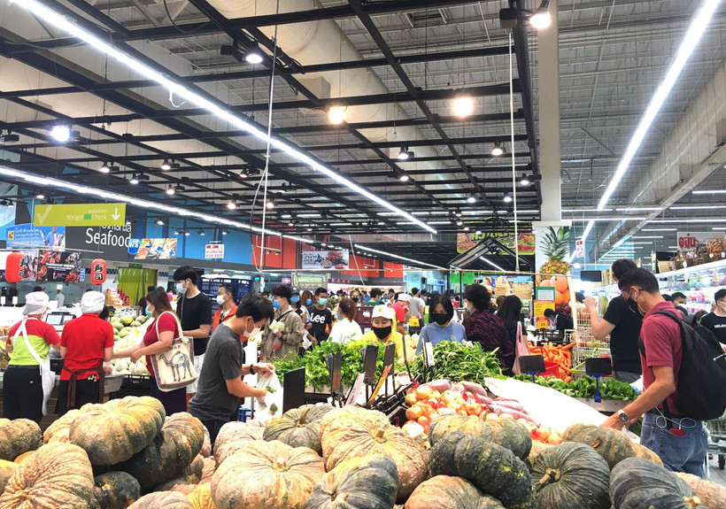 Người dân thủ đô Bangkok đổ xô đi mua hàng tại siêu thị BigC trưa 21/3 do lo ngại khả năng bị phong tỏa. Ảnh: Ngọc Quang/TTXVN)