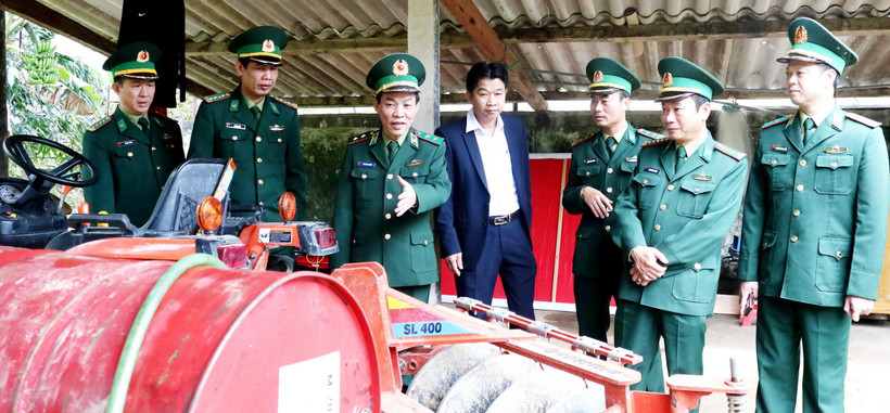 Đoàn công tác kiểm tra và chúc Tết Đồn Biên phòng Cà Xèng (huyện Minh Hóa, Quảng Bình). (Ảnh: Võ Dung/TTXVN)