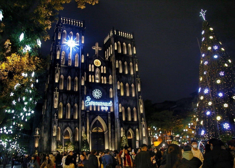 Nhà thờ Lớn Hà Nội rực rỡ trước thềm Giáng sinh, thu hút đông đảo người dân tới dạo chơi. (Ảnh: Tuấn Đức/TTXVN)