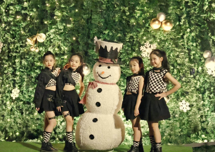 Phố cổ Hoa Lư, thành phố Ninh Bình, tỉnh Ninh Bình là địa điểm thu hút đông đảo người dân và du khách trong đêm Giáng sinh 2023. (Ảnh: Thùy Dung/TTXVN)