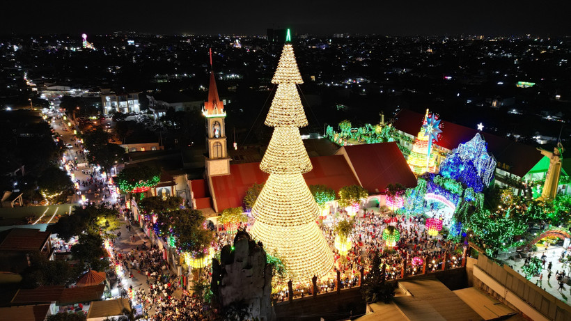 Cây thông nón lá khổng lồ cao gần 50m của nhà thờ Hà Phát (phường Tân Biên, thành phố Biên Hòa, Đồng Nai) thu hút hàng trăm ngàn lượt khách tới tham quan. (Ảnh: Lê Xuân/TTXVN)