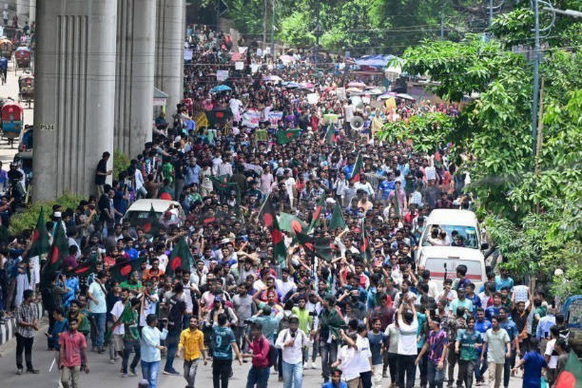 Người dân tham gia biểu tình phản đối chế độ hạn ngạch việc làm nhà nước tại Dhaka, Bangladesh, ngày 10/7/2024. (Ảnh: Getty Images/ TTXVN)