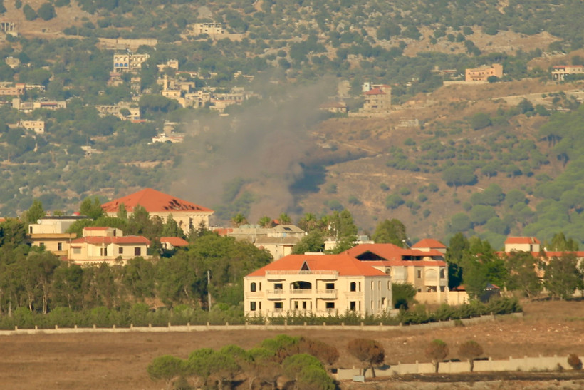 Khói bốc lên sau cuộc tấn công của lực lượng Hezbollah ở Liban xuống Beit Hillel, miền Bắc Israel ngày 30/7/2024. (Ảnh: THX/TTXVN)