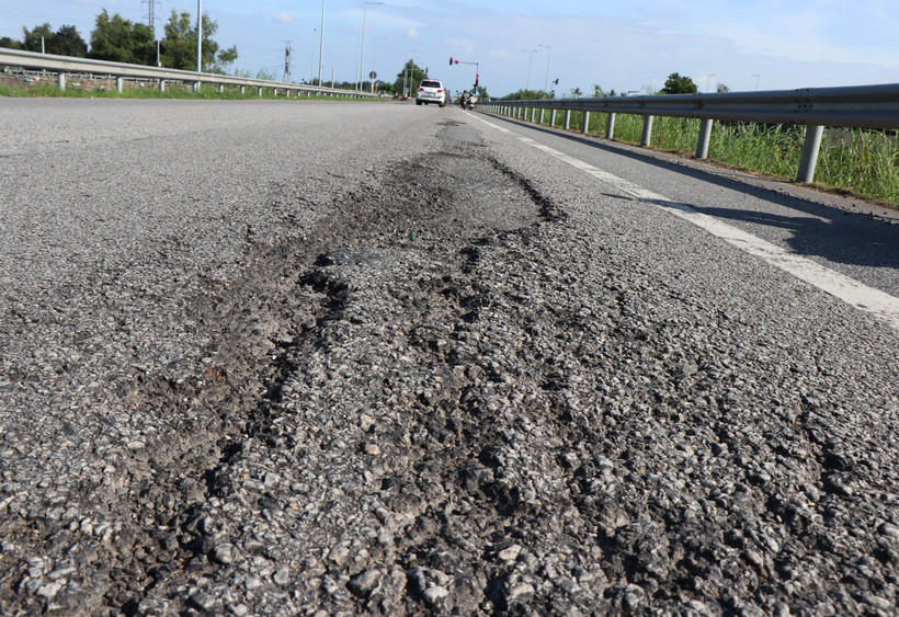 Đường dẫn dài 7km kết nối từ Quốc lộ 1A đoạn từ xã Nghĩa Thương đến Trạm thu phí xã Nghĩa Kỳ (Tư Nghĩa, Quảng Ngãi) lên cao tốc Đà Nẵng-Quảng Ngãi bị hư hỏng nặng. (Ảnh: Phạm Cường/ TTXVN)