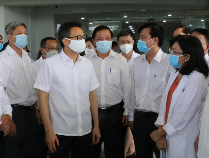 Phó Thủ tướng Vụ Đức Đam cùng Đoàn công tác, trao đổi với tập thể y, bác sỹ Bệnh viện Sản nhi TWG Long An. (Ảnh: Thanh Bình/TTXVN)