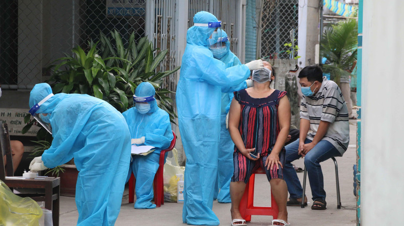 Lấy mẫu xét nghiệm SARS-CoV-2. (Ảnh: Thanh Hòa/TTXVN)
