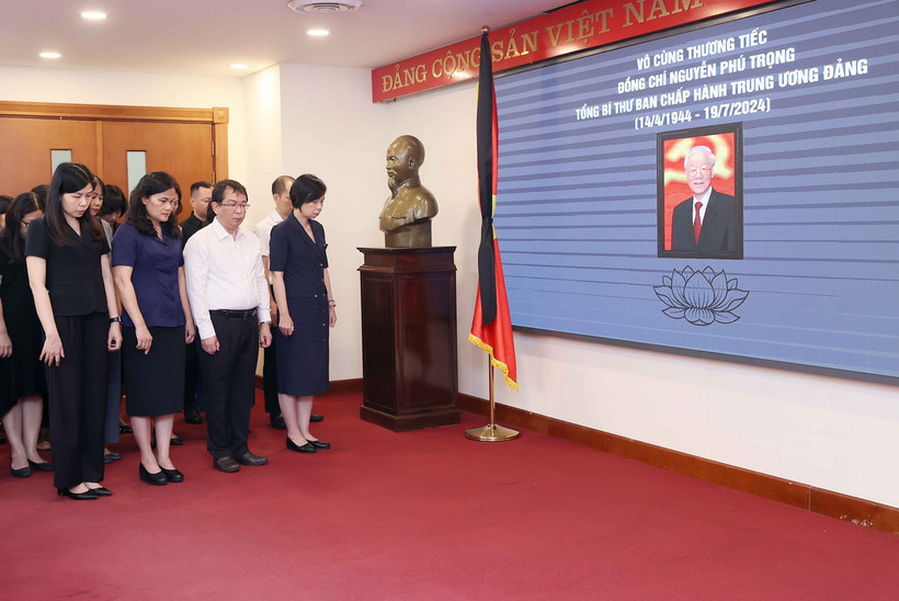 Đồng chí Vũ Việt Trang, Bí thư Đảng ủy, Tổng Giám đốc Thông tấn xã Việt Nam với tập thể cán bộ, viên chức, người lao động TTXVN tưởng niệm đồng chí Nguyễn Phú Trọng, Tổng Bí thư Ban Chấp hành Trung ương Đảng Cộng sản Việt Nam. (Ảnh: An Đăng/TTXVN)