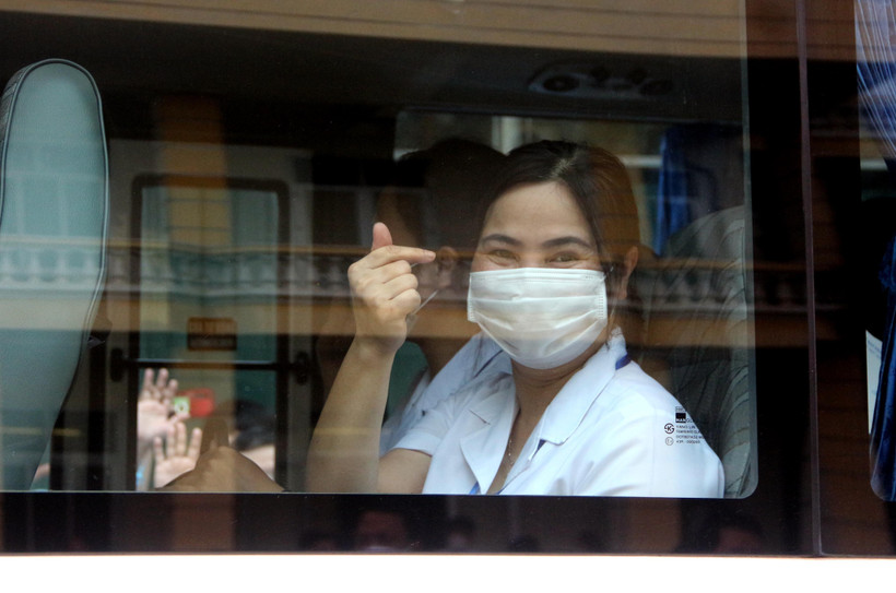 Các y, bác sỹ lên đường hỗ trợ tỉnh Bắc Giang phòng, chống dịch COVID-19. (Ảnh: Quang Cường/TTXVN)