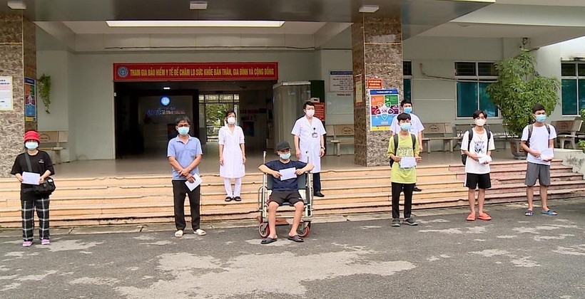 Các bệnh nhân tại Bệnh viện Dã chiến số 1 tỉnh Bắc Ninh xuất viện sau khi được điều trị khỏi COVID-19 ngày 24/5. (Ảnh: Thanh Thương- TTXVN)