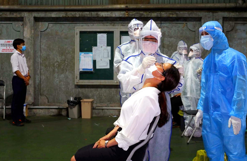 Đơn vị chức năng lấy mẫu xét nghiệm COVID-19 cho công nhân Công ty thiết bị nhà bếp VINA, tại Khu công nghiệp Tân Bình. (Ảnh: TTXVN phát)