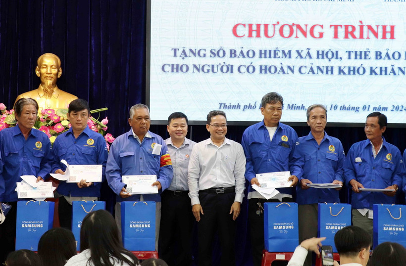 Trao thẻ bảo hiểm y tế và tặng quà cho người nghèo Thành phố Hồ Chí Minh. (Ảnh: Xuân Khu/TTXVN)