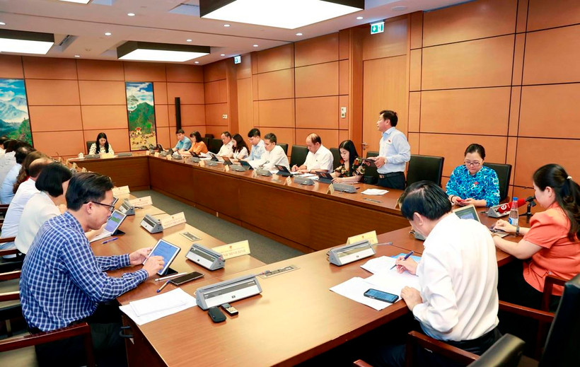 Đoàn đại biểu Quốc hội các tỉnh Vĩnh Phúc, Gia Lai, Vĩnh Long và Lào Cai thảo luận ở tổ. (Ảnh: Doãn Tấn/TTXVN)