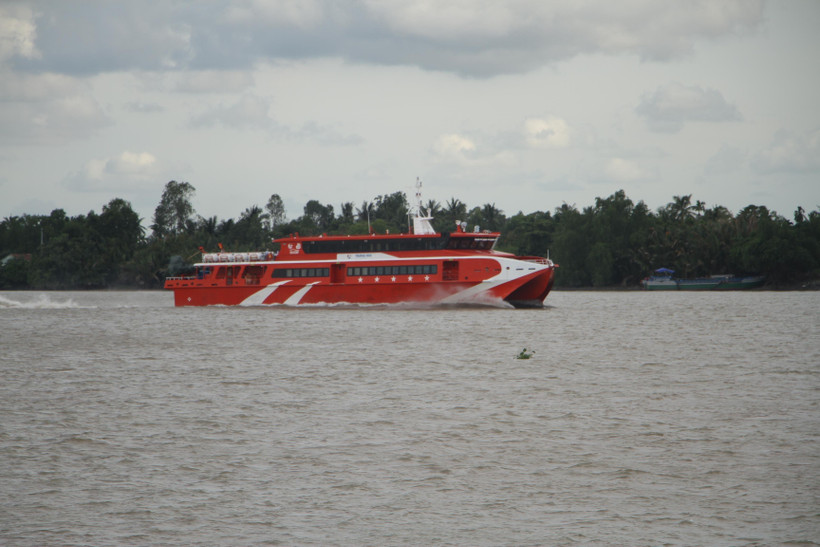 Tàu cao tốc Côn Đảo Express di chuyển trên sông Hậu. (Ảnh: Chanh Đa/TTXVN)