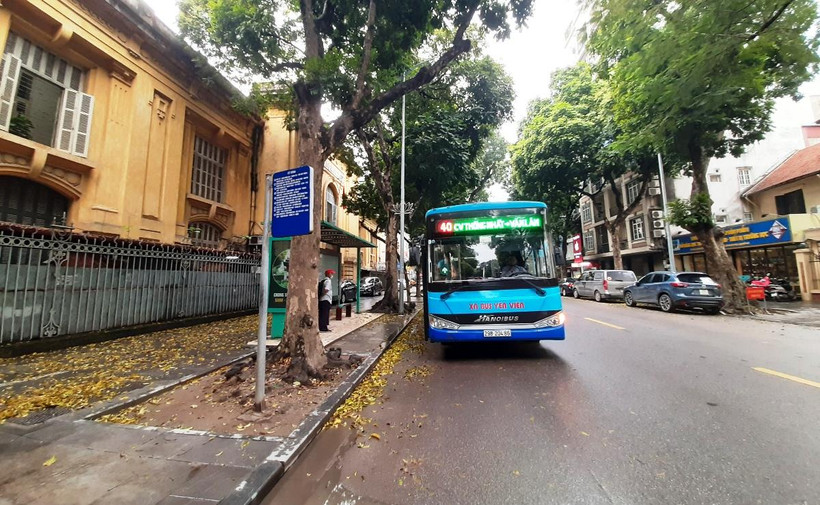 Chất lượng dịch vụ xe buýt của Hà Nội đã được nâng lên rõ rệt trong những năm qua nhờ vào đầu tư xe mới, thái độ phục vụ tốt. (Ảnh: Việt Hùng/Vietnam+)