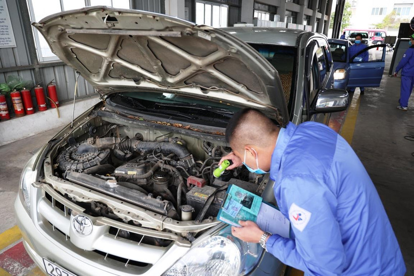 Nhân viên đăng kiểm thực hiện quy trình kiểm định xe cơ giới. (Ảnh: Minh Hiếu/Vietnam+)