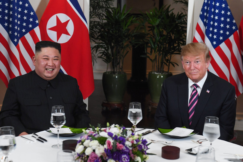 Tổng thống Mỹ Donald Trump (phải) và Chủ tịch Triều Tiên Kim Jong-un dùng bữa tối thân mật trong cuộc gặp tại Hội nghị thượng đỉnh Mỹ-Triều lần hai ở Hà Nội ngày 27/2/2019. (Ảnh: AFP/TTXVN) 