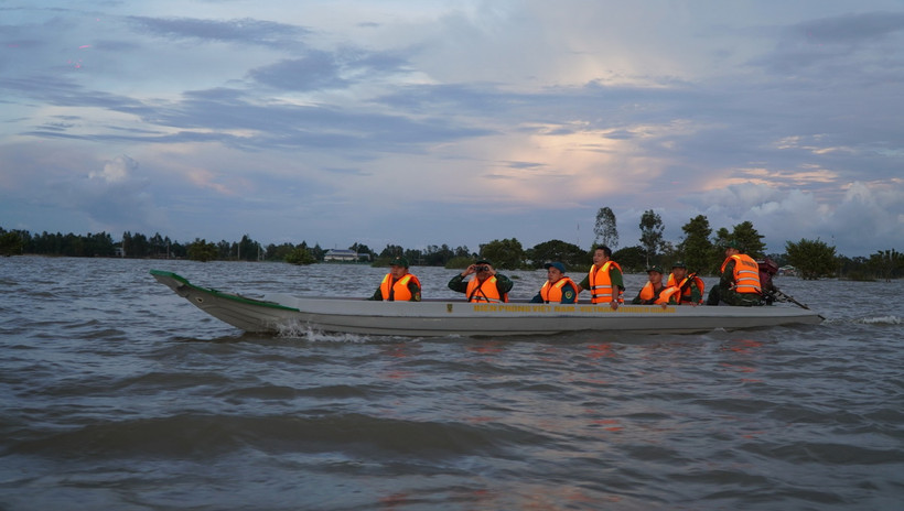 Tổ công tác của Đồn Biên phòng Cầu Muống và các lực lượng liên quan tuần tra phòng, chống buôn lậu trên cánh đồng ngập nước (xã Thường Thới Hậu A, huyện Hồng Ngự). (Ảnh: Nhựt An/TTXVN)