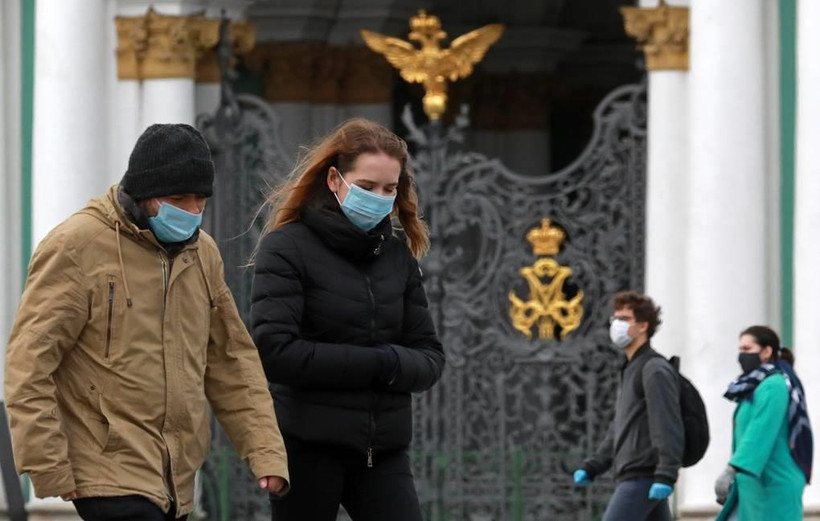 Người dân đeo tai nghe phòng chống COVID-19 tại St. Petersburg. (Nguồn: TASS)