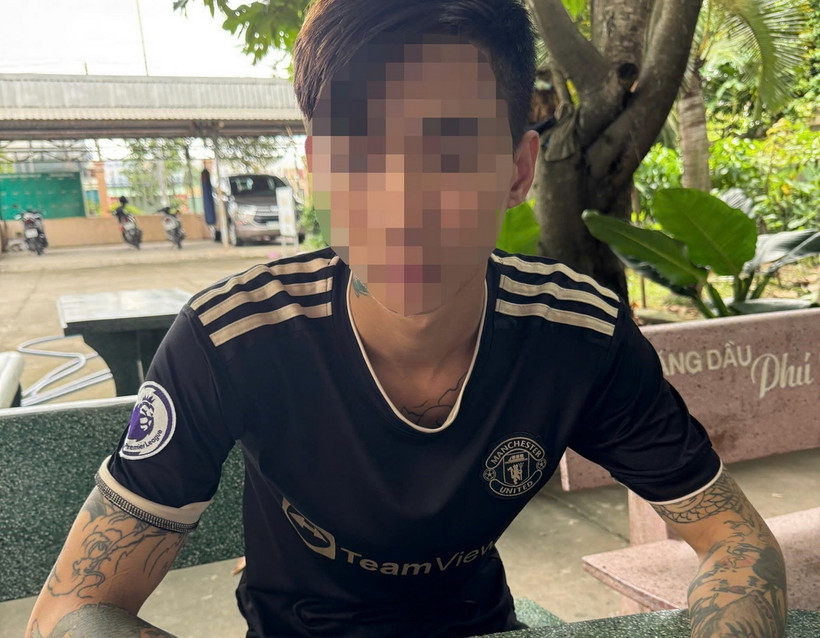 Nam thanh niên đăng nội dung gây hoang mang trên mạng xã hội làm việc tại cơ quan chức năng. (Ảnh: TTXVN phát)