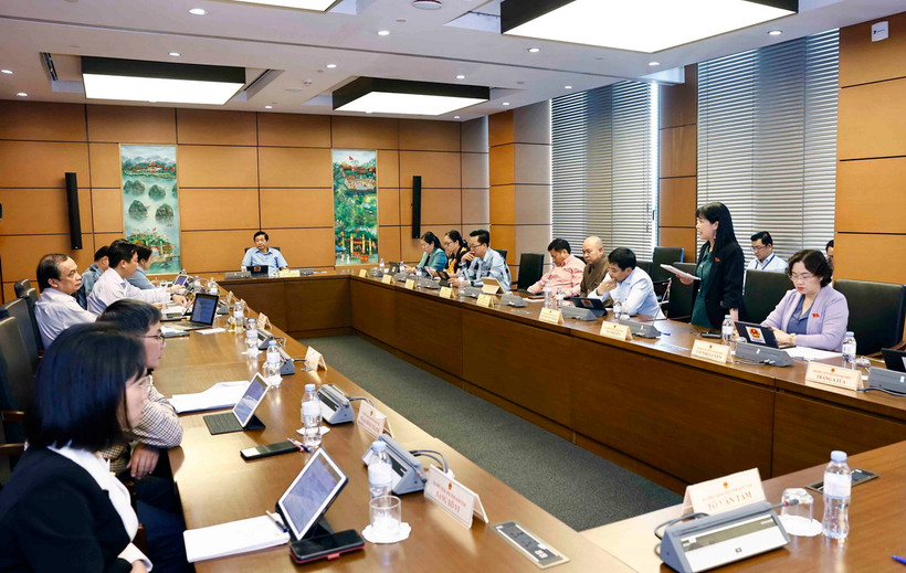 Đoàn đại biểu Quốc hội các tỉnh Điện Biên, Vĩnh Long, Kon Tum và thành phố Cần Thơ thảo luận ở tổ. (Ảnh: Doãn Tấn/TTXVN)