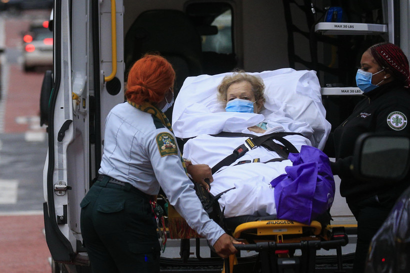 Chuyển bệnh nhân nhiễm COVID-19 tới bệnh viện Tisch ở New York, Mỹ. (Ảnh: AFP/TTXVN)