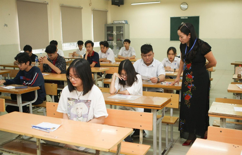 Thí sinh trước giờ làm bài thi môn Ngoại ngữ Kỳ thi tuyển sinh lớp 10 năm học 2019-2020 tại điểm thi trường THCS Dịch Vọng. (Ảnh: Thanh Tùng/TTXVN)