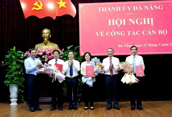 Bí thư Thành ủy Đà Nẵng Trương Quang Nghĩa (thứ 2 từ phải sang) trao Quyết định cho các tân Ủy viên Ban Thường vụ Thành ủy Đà Nẵng. (Ảnh: Quốc Dũng/TTXVN)