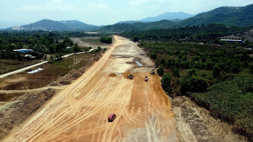 Thi công trên tuyến Cao tốc Bắc-Nam đoạn Vân Phong-Nha Trang. (Ảnh: Huy Hùng/TTXVN)