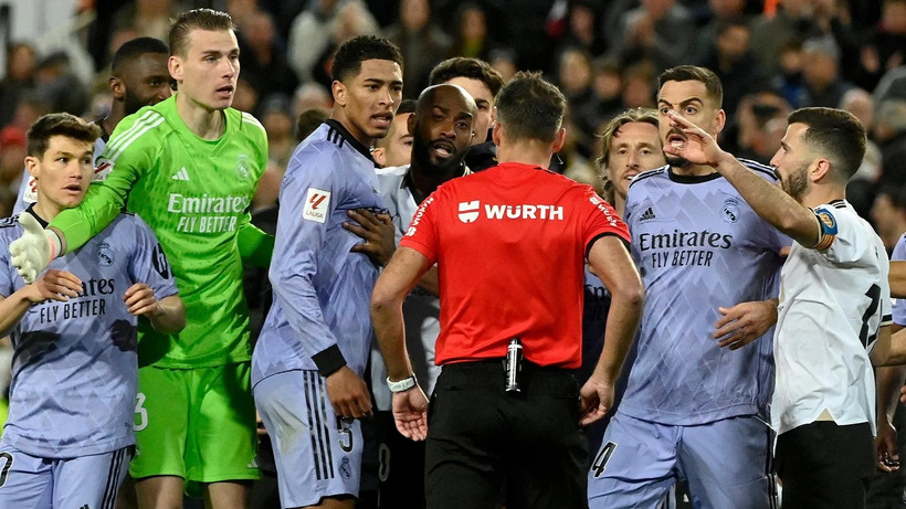 Cầu thủ Real Madrid phản đối quyết định của trọng tài Jesus Gil. (Nguồn: Real Madrid)