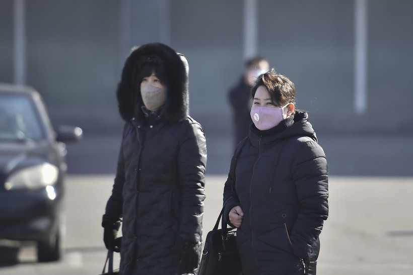 Người dân đeo khẩu trang đề phòng lây nhiễm COVID-19 tại Bình Nhưỡng, Triều Tiên. (Ảnh: AFP/TTXVN)