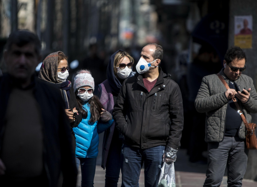 Người dân đeo khẩu trang để phòng tránh lây nhiễm COVID-19 tại Tehran, Iran, ngày 23/2/2020. (Ảnh: THX/TTXVN)