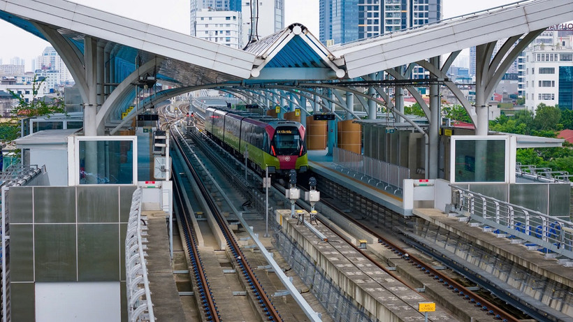 Tuyến đường sắt đô thị Nhổn-Ga Hà Nội đang thu hút rất đông người dân tham gia trải nghiệm đi tàu miễn phí. (Ảnh: Hoài Nam/Vietnam+)