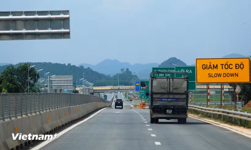 Phương tiện lưu thông trên tuyến cao tốc Mai Sơn-Quốc lộ 45. (Ảnh: Việt Hùng/Vietnam+)