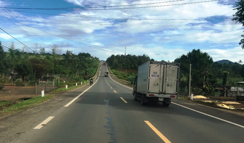 Phương tiện lưu thông trên đoạn tuyến đường Hồ Chí Minh qua khu vực Tây Nguyên. (Ảnh: Việt Hùng/Vietnam+)