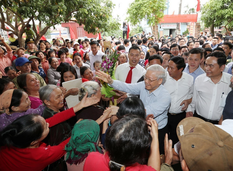 Tổng Bí thư Nguyễn Phú Trọng với nhân dân thôn Thượng Điện, xã Vinh Quang, huyện Vĩnh Bảo trong Ngày hội Đại đoàn kết toàn dân tộc thành phố Hải Phòng, chiều 15/11/2017. (Ảnh: Trí Dũng/ TTXVN)