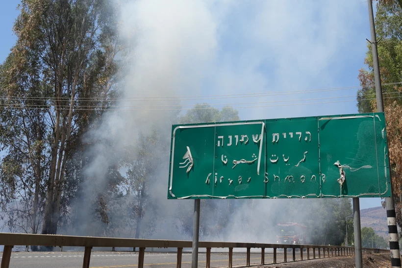 Căng thẳng dọc biên giới giữa Liban và Israel tiếp tục leo thang. Hezbollah bắn 80 quả tên lửa vào miền Bắc Israel. Ảnh: Khói bốc lên sau vụ tấn công tên lửa từ Liban xuống khu vực biên giới với Israel. (Nguồn: THX/TTXVN)