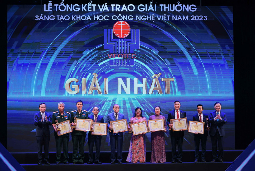 Các tác giả giành Giải Nhất Giải thưởng Sáng tạo Khoa học Công nghệ Việt Nam năm 2023. (Ảnh: Hoàng Hiếu/TTXVN)