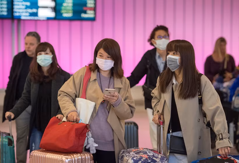 Người dân đeo khẩu trang đề phòng lây nhiễm virus corona tại sân bay Los Angeles, bang California, Mỹ ngày 22/1/2020. (Ảnh: AFP/TTXVN)