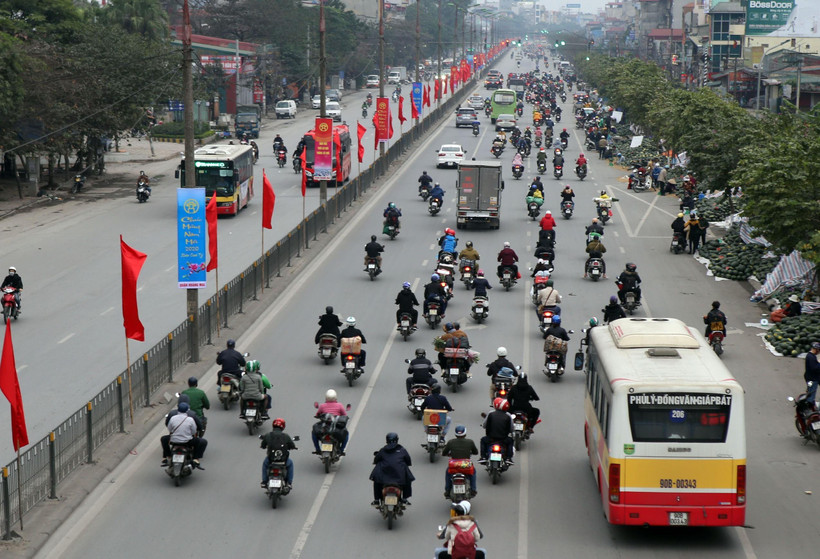 Người giao thông trên tuyến đường Giải Phóng. (Ảnh: Danh Lam/TTXVN)