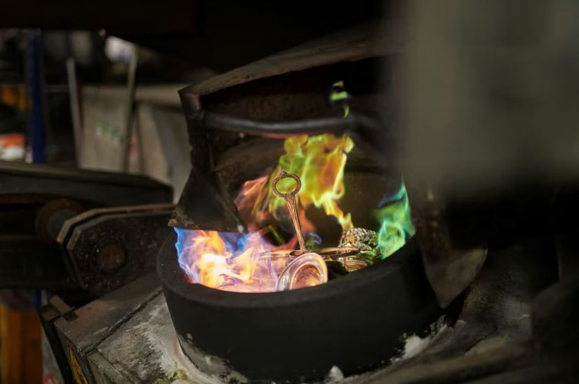 Tái chế bạc tại nhà máy ở Castel San Pietro, Thụy Sĩ, ngày 4/12/2023. (Ảnh: Reuters)