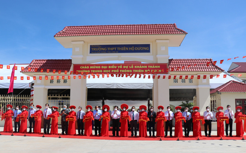 Đại biểu cắt băng khánh thành Trường THPT Thiên Hộ Dương. (Ảnh: Đức Hạnh/TTXVN)