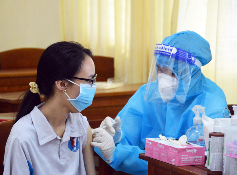 Học sinh trường THPT chuyên Phan Ngọc Hiển (phường 1, thành phố Cà Mau) tiêm vaccine phòng COVID-19. (Ảnh: Huỳnh Anh/TTXVN)